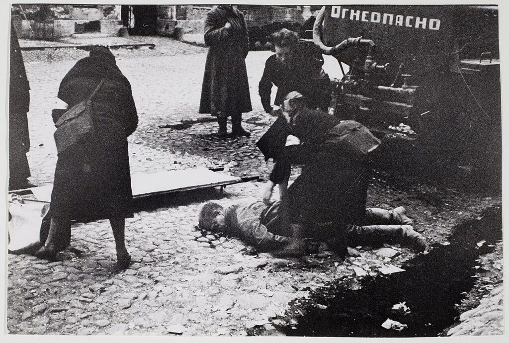 Последствия первого артобстрела города, фото Тарасевича, 10 сентября, 1941 года