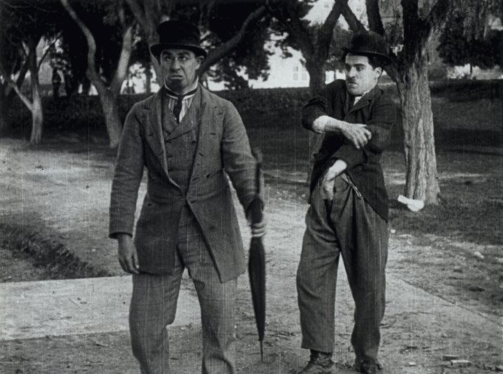Форд Стерлинг и Чарли Чаплин в фильме «Между двумя ливнями» (1914)