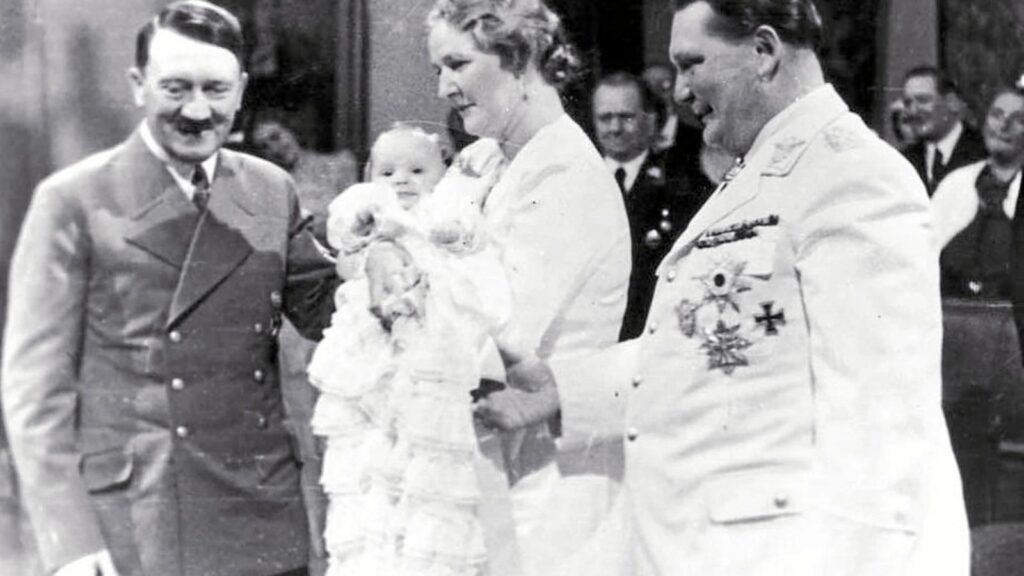 Крещение Эдды Геринг в Каринхалле, ноябрь 1938 года. Среди крестных родителей был Адольф Гитлер.