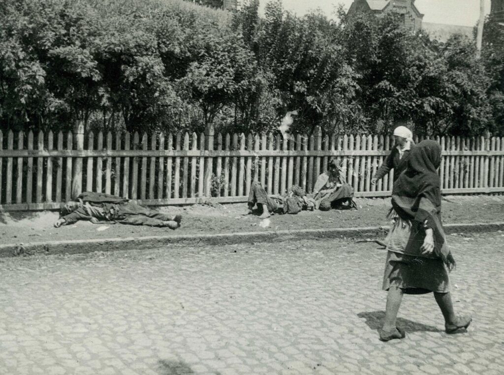 Жертвы голода на улицах Харькова, столицы Украинской ССР. 1933 год. ЦГКФФА Украины. Фотограф А. Винербергер