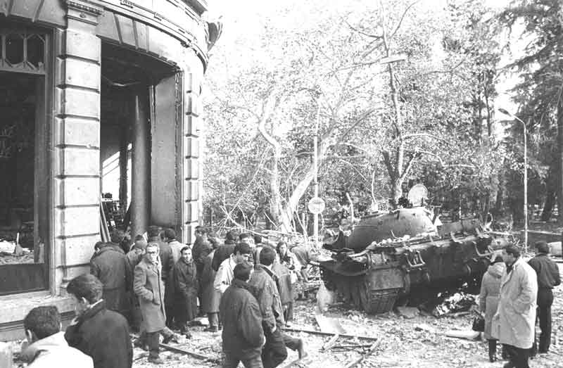 Подбитый танк Т-55 на улицах Тбилиси