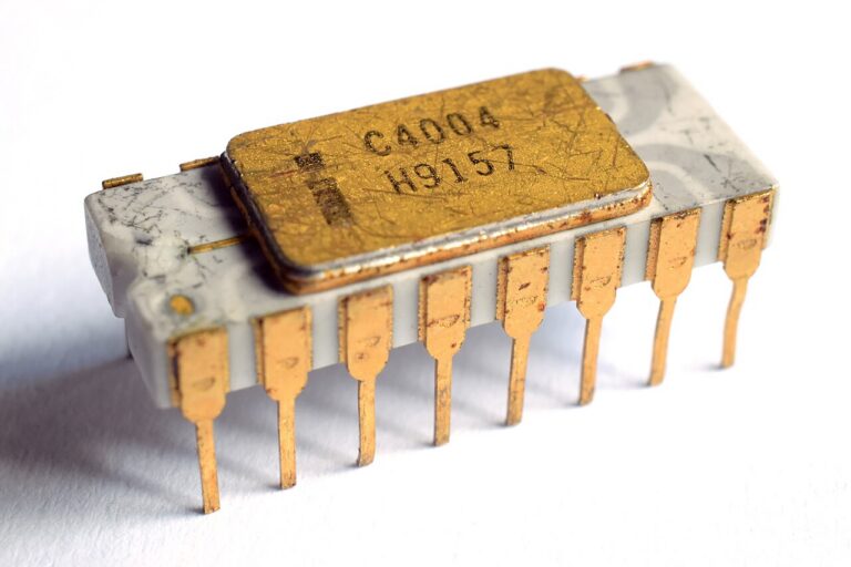 Intel 4004 - первый микропроцессор (1971)