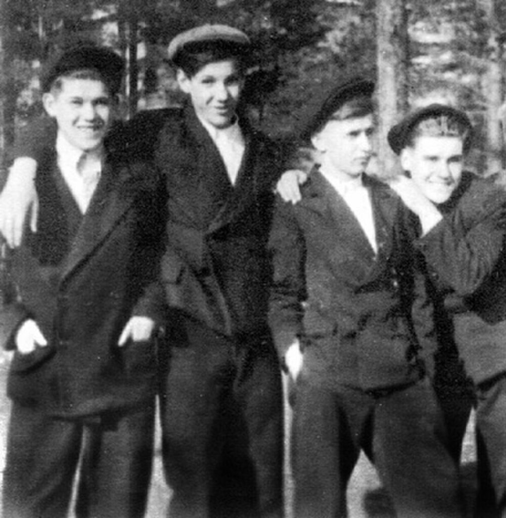 Школьник Борис Ельцин (второй слева) с друзьями