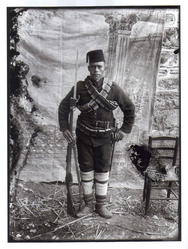 Турецкий солдат в темно-синей униформе 1893 года с винтовкой Mauser M1890
