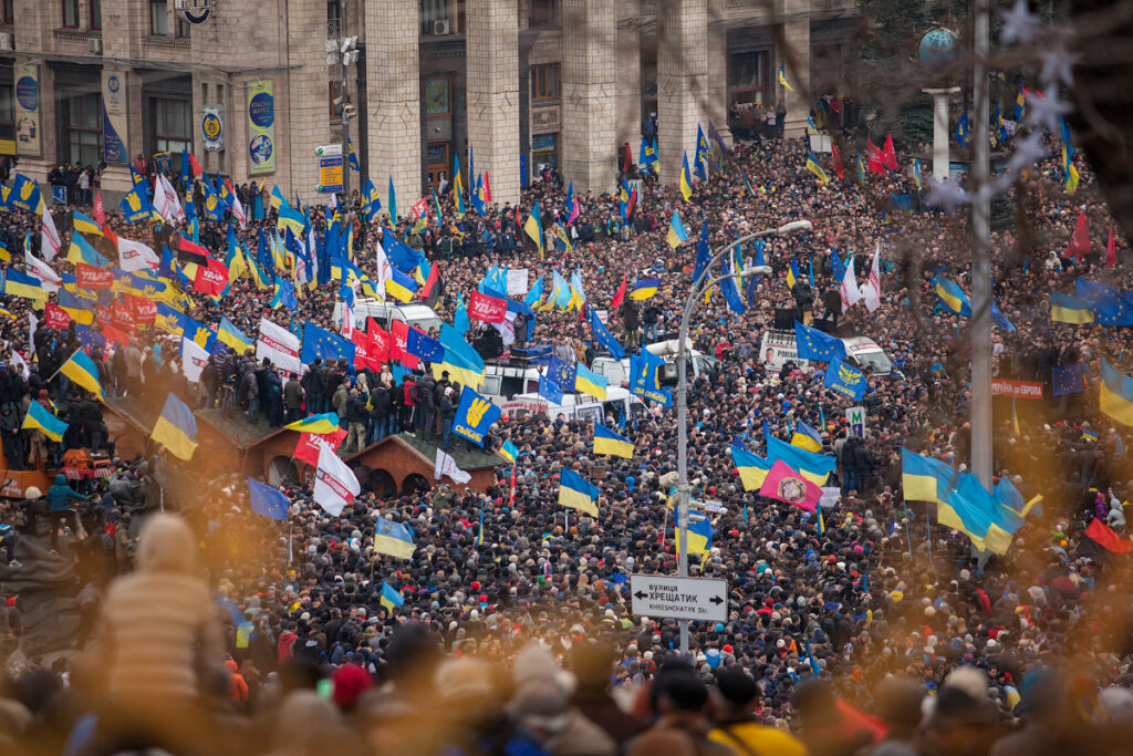 Протесты на Евромайдане, в результате которых Виктор Янукович был отстранен от должности президента, привлекли большое количество украинцев в поддержку улучшения связей с европейскими странами.