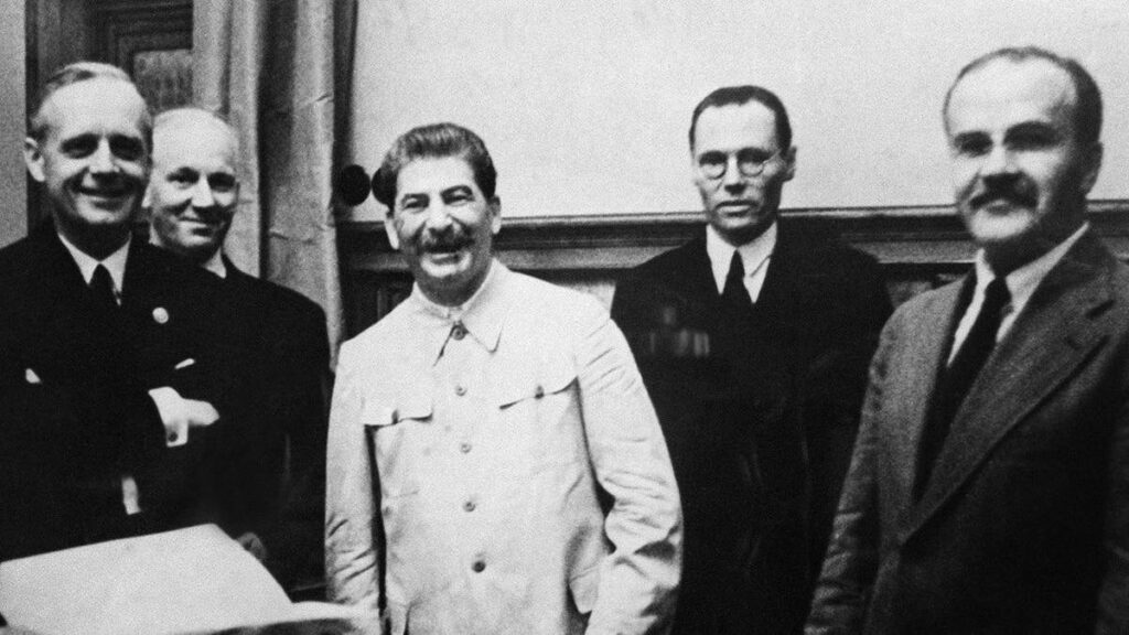 Сталин принимал германских дипломатов в Москве, однако лично с Гитлером не встречался.