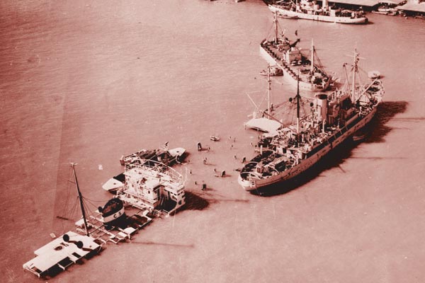 Затопленные в Суэцком канале египетские суда. Ноябрь 1956 года