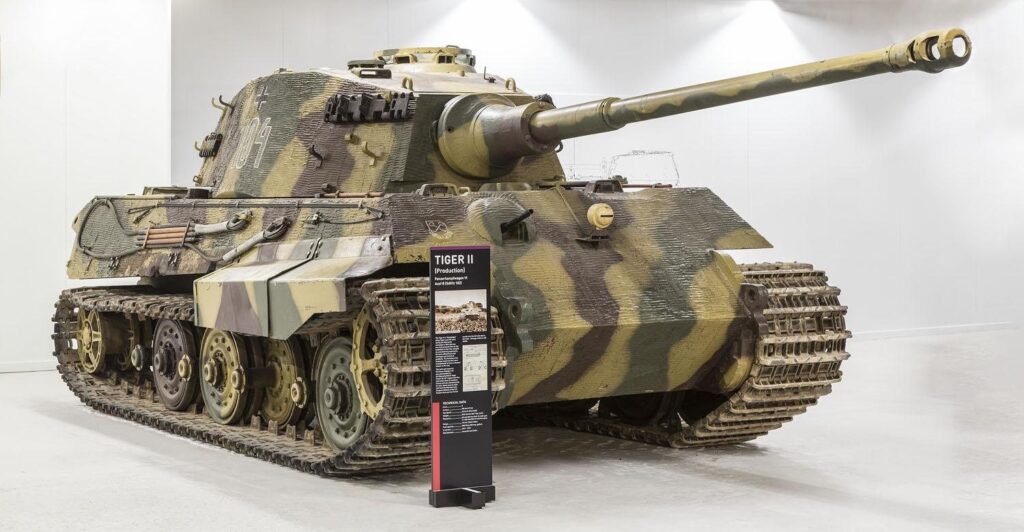 Panzerkampfwagen Tiger Ausf. B · Тяжелый танк · На вооружении с 1944 года