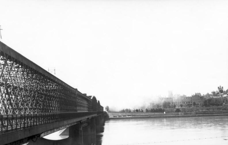 Мост Кербедза (Most Kierbedzia) в августе 1944 года