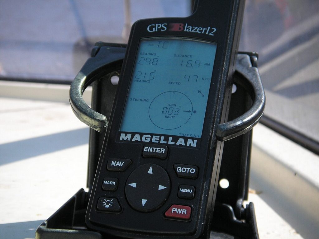 Приемник сигнала GPS Magellan Blazer12 в 2005 году